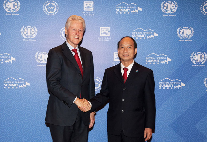 美國前總統克林頓先生與賴成幕董事長在全球中小企業領袖峰會親切握手
